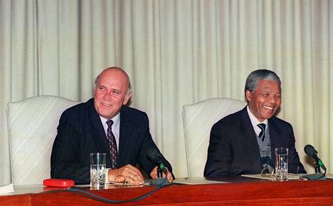 Frederik de Klerk ja Nelson Mandela vuonna 1990.