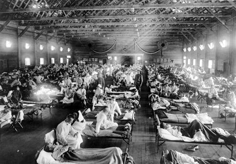 Espanjantaudiksi nimetty influenssa surmasi ainakin 30 miljoonaa, joidenkin arvioiden mukaan jopa 100 miljoonaa ihmistä. Kuvassa potilaita Kansasissa, Yhdysvalloissa vuodelta 1918.