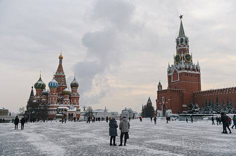 Moskovan Punaisen torin länsilaidalla sijaitsevassa Spasskaja-tornissa (oik.) on Kremlin tärkeimpiin hallintokeskuksiin johtava portti.