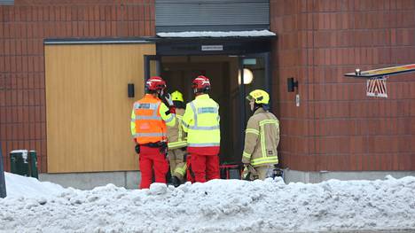 Palomiehet sammuttivat tulipalon Espoon Perkkaalla sijaitsevassa kerrostalossa sunnuntaina.