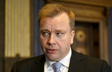 Puolustusministeri Antti Kaikkosella ei ollut tietoa pääministeri Marinin Hornet-ajatuksista.