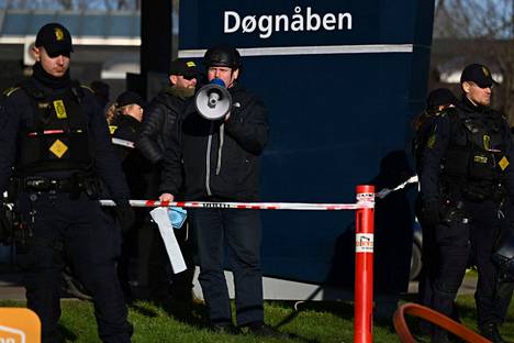 Poliisi vartioi, kun Rasmus Paludan poltti mielenilmauksessa Koraanin Kööpenhaminassa.
