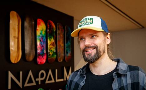 Napalm Custom -rullalautamerkin perustanut Mikko Huttunen toivoo, että firma kansainvälistyisi tulevaisuudessa entisestään ja hän pystyisi palkkaamaan verstaalle ainakin kaksi työntekijää itsensä lisäksi.