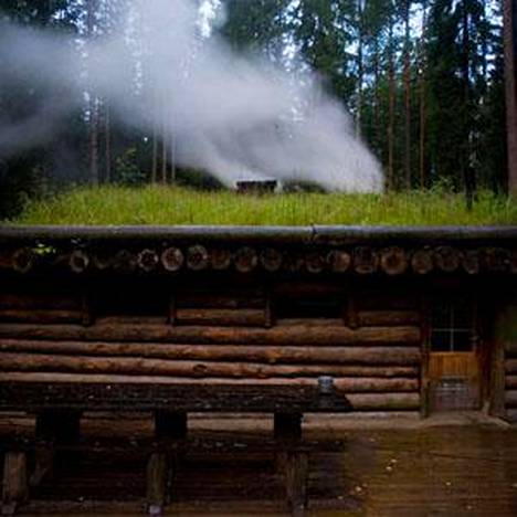 Suomen ”kaunein savusauna” löytyy Kemiönsaarelta – saunan läpi kulkee  metsäpuro - Asuminen - Ilta-Sanomat