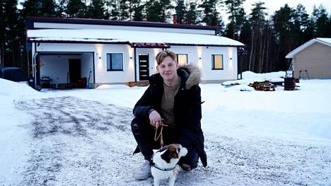 Konsta Keskitalo muutti uuteen kotiin Ulla-koiransa kanssa. Talo valmistui hyvissä ajoin jouluksi. Konstan periaatteena oli se, että talo tehdään sisältä täysin valmiiksi ennen muuttoa. "Kaikkien listojen oli oltava paikoillaan", hän sanoo.