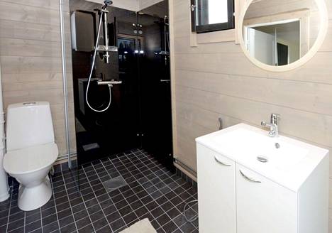 Minitalon kylpyhuone on neliöihinsä nähden yllättävän tilavan tuntuinen.