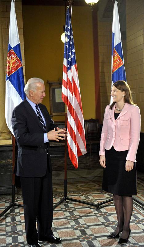 Joe Biden ja tuolloin pääministerinä toiminut Mari Kiviniemi tapasivat Säätytalossa.