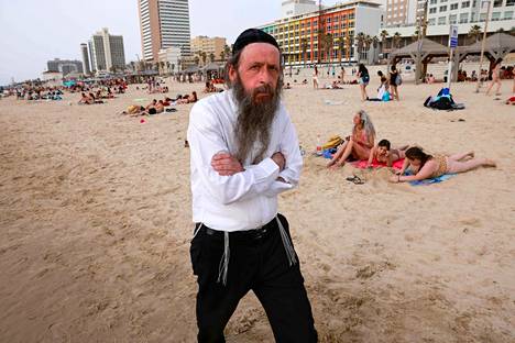 Hiekkaranta Tel Avivissa houkutteli vapaa-ajan viettäjiä 19. huhtikuuta, kun viranomaiset olivat ilmoittaneet maskipakon päättymisestä ulkona. Rokotekattavuuden kasvun myötä koronatartuntojen määrä on vähentynyt Israelissa merkittävästi.
