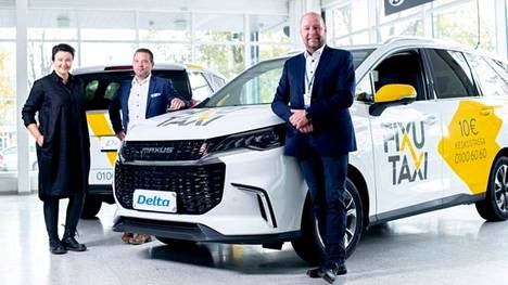 Maxus-maahantuojan Heidi Nieminen sekä Delta Auto Oy:n myynnin liiketoimintajohtaja Teemu Hakala ja automyyjä Hannu Hannula (oik.) luovuttivat Fixutaksin ensimmäiset kiinalaisautot.