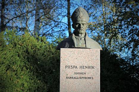 Piispa Henrikin mukaan nimetty Pyhän Henrikin tie on pyhiinvaellusreitti Kokemäeltä Turkuun. Henrikin rintakuva seisoo Kokemäellä.