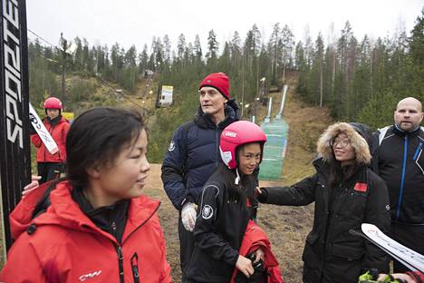Suomalaisvalmentajat kommunikoivat kiinalaisurheilijoiden kanssa tulkin välityksellä.
