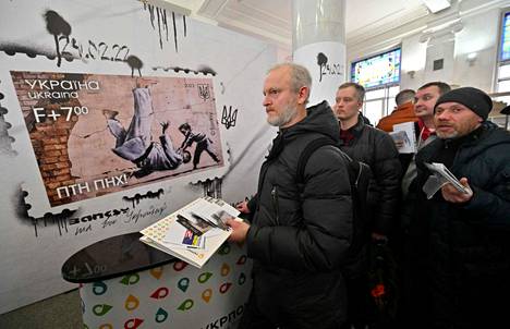 Postitoimisto ruuhkautui Kiovassa, kun paikalliset jonottivat saadakseen tuoreeltaan Banksyn postimerkin.