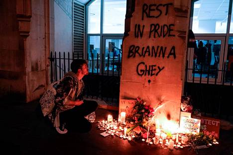Surmatun transnuoren Brianna Gheyn, 16, muistoksi on järjestetty tilaisuuksia ympäri Britanniaa. Kuvan muistokynttilät paloivat tiistai-iltana Lontoossa.