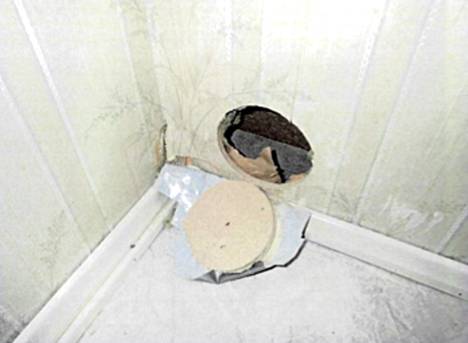 Kesällä 2018 makuuhuoneen seinään tehdystä reiästä näkyy alaohjauspuu, jossa kosteus oli tehnyt tuhoja vuosien saatossa. 