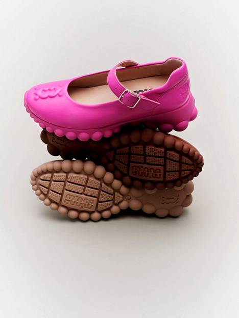 Uudessa mallistossa on seitsemän eri mallia, joista jokaista saa useammassa eri värissä. Tässä mary jane -henkiset kengät.
