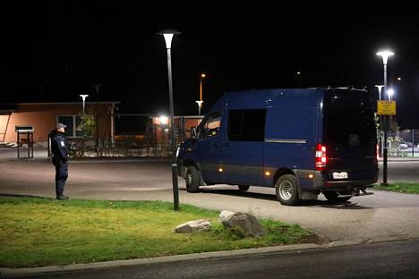 Poliisi liikkui ympäri Porvoota etsiessään ampujia.