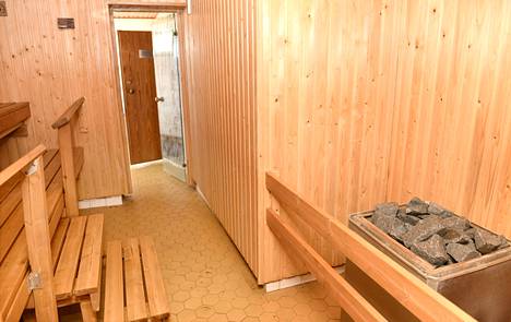 Sauna on suomalaisille pyhä. Se on myös paikka, jossa kohdataan ventovieraita ilman titteleitä ja arvomerkkejä.