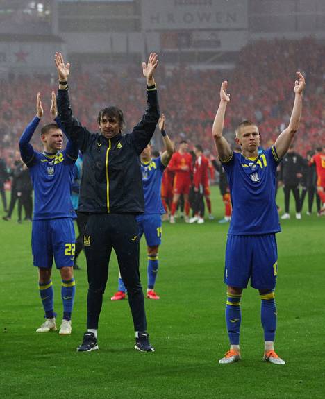 Ukrainan pelaajat kiittivät kannattajia.