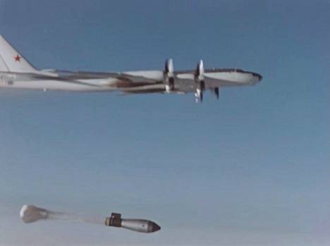 Tsaari-pommi pudotettiin koneesta joka oli maalattu valkoiseksi lämpövaikutuksen minimoimiseksi.