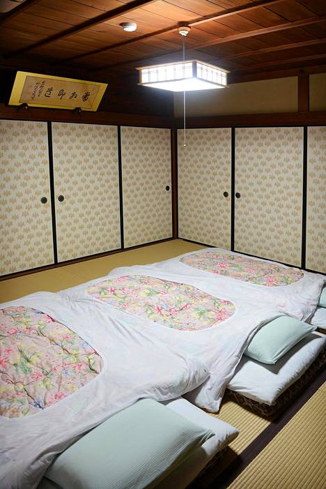 Temppeleissä yövytään perinteiseen japanilaiseen tyyliin. Huoneiden kalustus on askeettinen ja pedit sijataan lattialle.