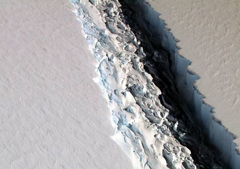 Valtavan halkeaman irroittaman jäävuoren pelätään pahimmillaan nostavan vedenpintaa jopa 10 senttimetrillä.