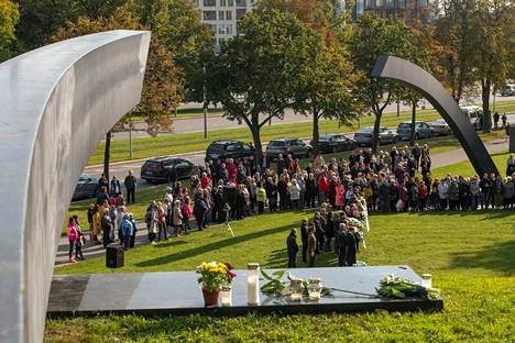 Tallinnan tilaisuus järjestettiin Kesklinnan kaupunginosassa sijaitsevalla Katkennut linja -monumentilla.
