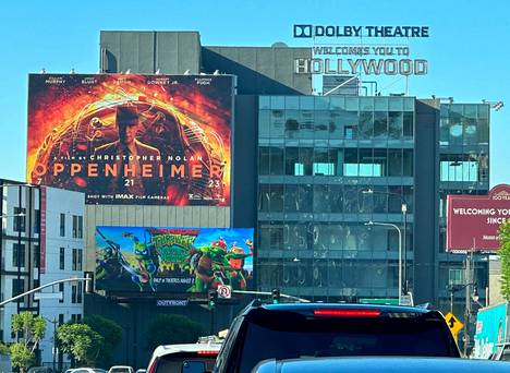 Uutuuselokuva Oppenheimerin mainostaulu Los Angelesissa.