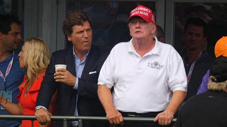 Tucker Carlsonin (vas.) ja Donald Trumpin on uskottu olevan hyvää pataa, mutta totuus paljastui toisenlaiseksi. Carlson oli viime kesänä kutsuvieraana Trumpin isännöimässä golfturnauksessa. 
