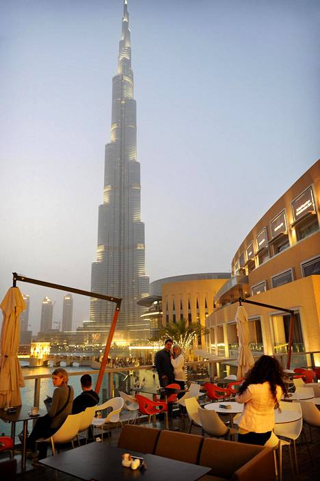 Dubain päänähtävyyttä, Burj Khalifan pilvenpiirtäjää, voi ihastella katutasosta ilmaiseksi – tai drinkin hinnalla jostakin korkealla sijaitsevasta hotellibaarista.