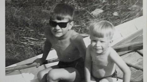 1960-LUVULLA. ”Veljenpoikani Markon kanssa veneessä ehkä viisivuotiaana. Aurinkolasit kertovat, että staili on löytynyt.”