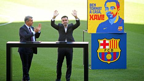 ”Tervetuloa kotiin, Xavi!” luki kyltissä Camp Noun nurmella.