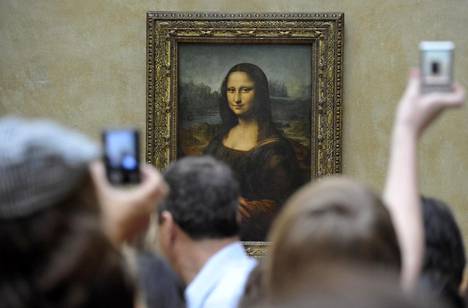 Turistit ihastelevat Mona Lisaa Louvren taidemuseossa Pariisissa.
