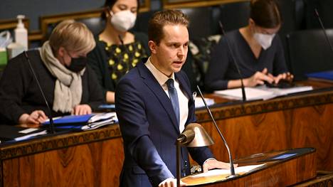Keskustan varapuheenjohtaja, kansanedustaja Petri Honkonen puhuu eduskunnan täysistunnossa Helsingissä 14. joulukuuta 2021.