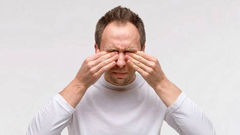 Kuiviin silmiin liittyy aina jonkinasteinen tulehdus. Itsehoidon voi aloittaa apteekista, josta löytyy monipuolinen kostutustuotteiden valikoima.