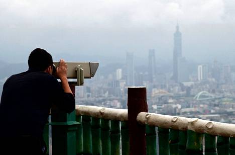 Mies katseli pääkaupunki Taipein maisemia torstaina Taiwanissa.