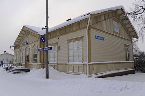 The building of Oualten station is a beautiful wooden house.  The station was opened to traffic as early as 1886, when the railway to Oulu was completed.