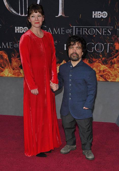 Peter Dinklage eli rakastettu Tyrion Lannister puolisonsa Erica Schmidtin kanssa.