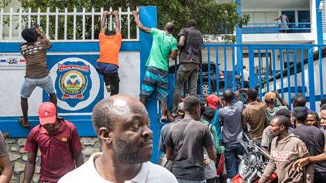 Haitin pääkaupungissa Port-au-Princessä ihmiset yrittivät tunkeutua Petionvillen poliisiasemalle, jossa presidentin ampumisesta epäiltyjä tiettävästi olivat pidätettyinä