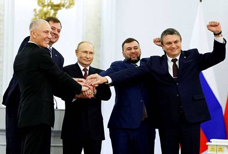 Putin järjesti shown ukrainalaisalueiden venäläismielisten nukkejohtajien kanssa. Ukraina on vannonut jatkavansa taistelua, kunnes alueet on kokonaan vapautettu