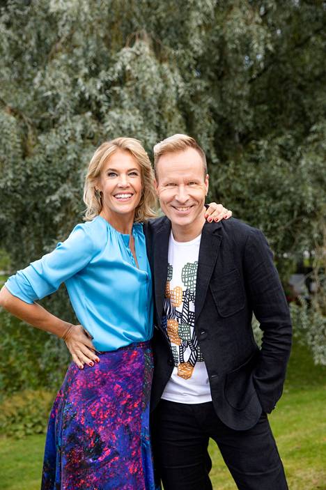 Ella Kanninen ja Mikko Kekäläinen luotsaavat Puoli seitsemän -ohjelmaa neljänä päivänä viikossa.