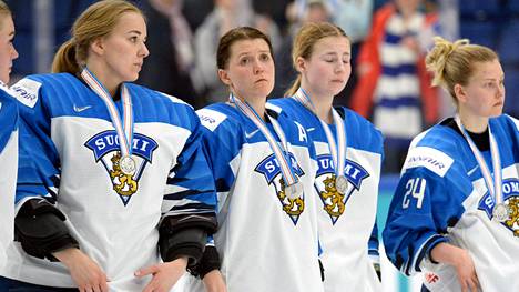 Eveliina Suonpää (vas), Michelle Karvinen, Petra Nieminen ja Noora Tulus nieleskelevät kyyneleitä MM-finaalin jälkeen hopeat kaulassa.