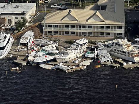 Hurrikaani on aiheuttanut laajoja tuhoja erityisesti Fort Myersissä, jossa asuu reilut 92 000 asukasta.