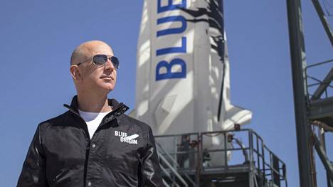 Jeff Bezos avaruusrakettinsa edustalla vuonna 2015.