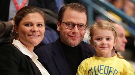 Kruununprinsessa Victoria puolisonsa Danielin ja tyttärensä Estellen kanssa seuraamassa jääkiekko-ottelua Tukholmassa 13. helmikuuta.