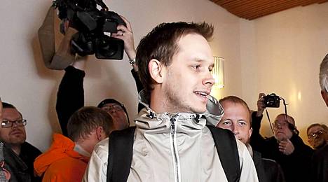 Peter Sunde joutui vuonna 2009 oikeuteen tekijänoikeusrikoksien avustamisesta yhdessä muiden Pirate Bayn perustajien kanssa.