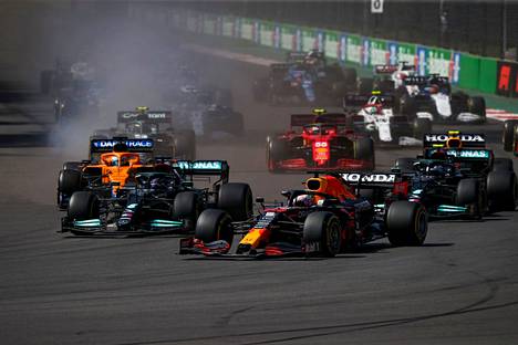 Max Verstappen porhalsi Valtteri Bottaksen ohi ensimmäisessä mutkassa Meksikon F1-osakilpailussa.