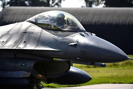 Nato-joukkojen F-16-hävittäjä odotti lähtöä Belgian Florennesissä. Hävittäjä suuntasi valvontalennolle Baltian ylle.
