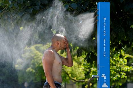 Mies jäähdytteli sumuttajan alla Vancouverissa, Kanadassa heinäkuussa 2021. Kanadassa rikottiin kesäkuun lopussa kaikkien aikojen lämpöennätys, kun mittari kipusi Lytton-laaksokaupungissa 49,6 asteeseen. Edellinen lämpöennätys ylittyi lähes viidellä asteella. 