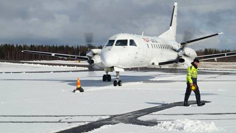 Lentokone saapumassa Savonlinnan lentoasemalle huhtikuussa 2020.