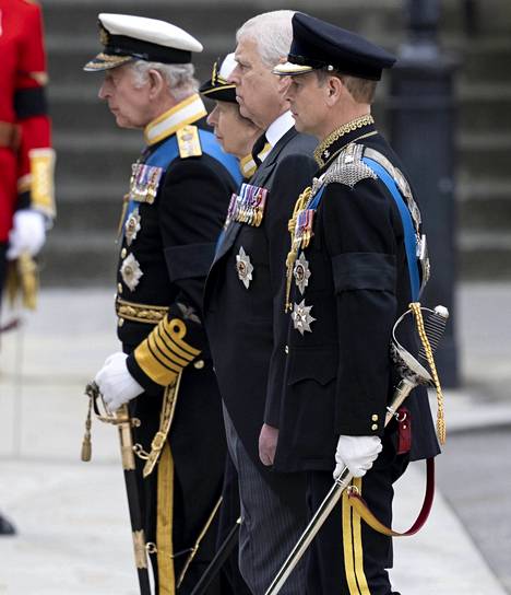 Edward yhdessä sisarustensa kanssa kuningatar Elisabetin hautajaisissa viime syyskuussa.